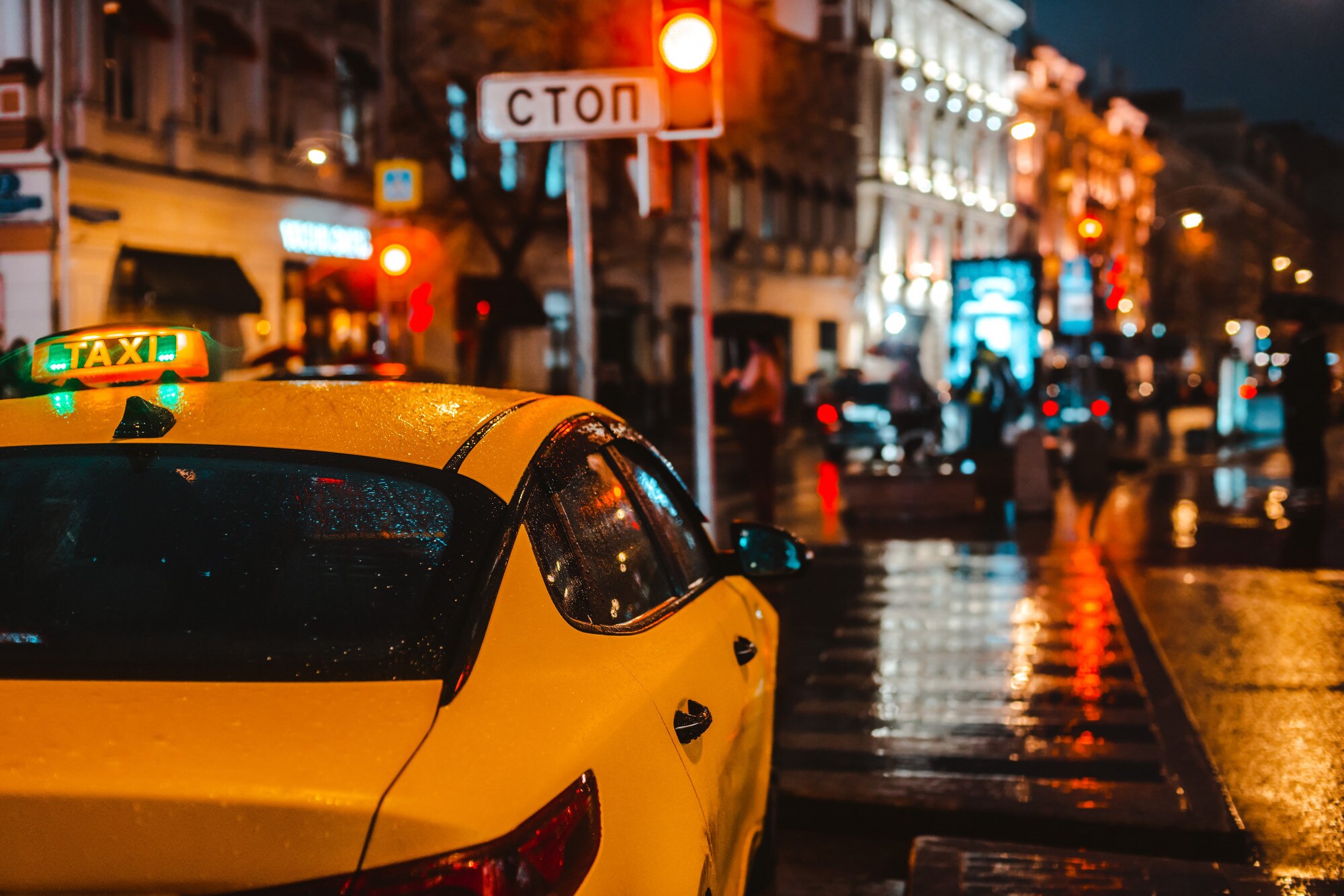 calle-noche-trafico