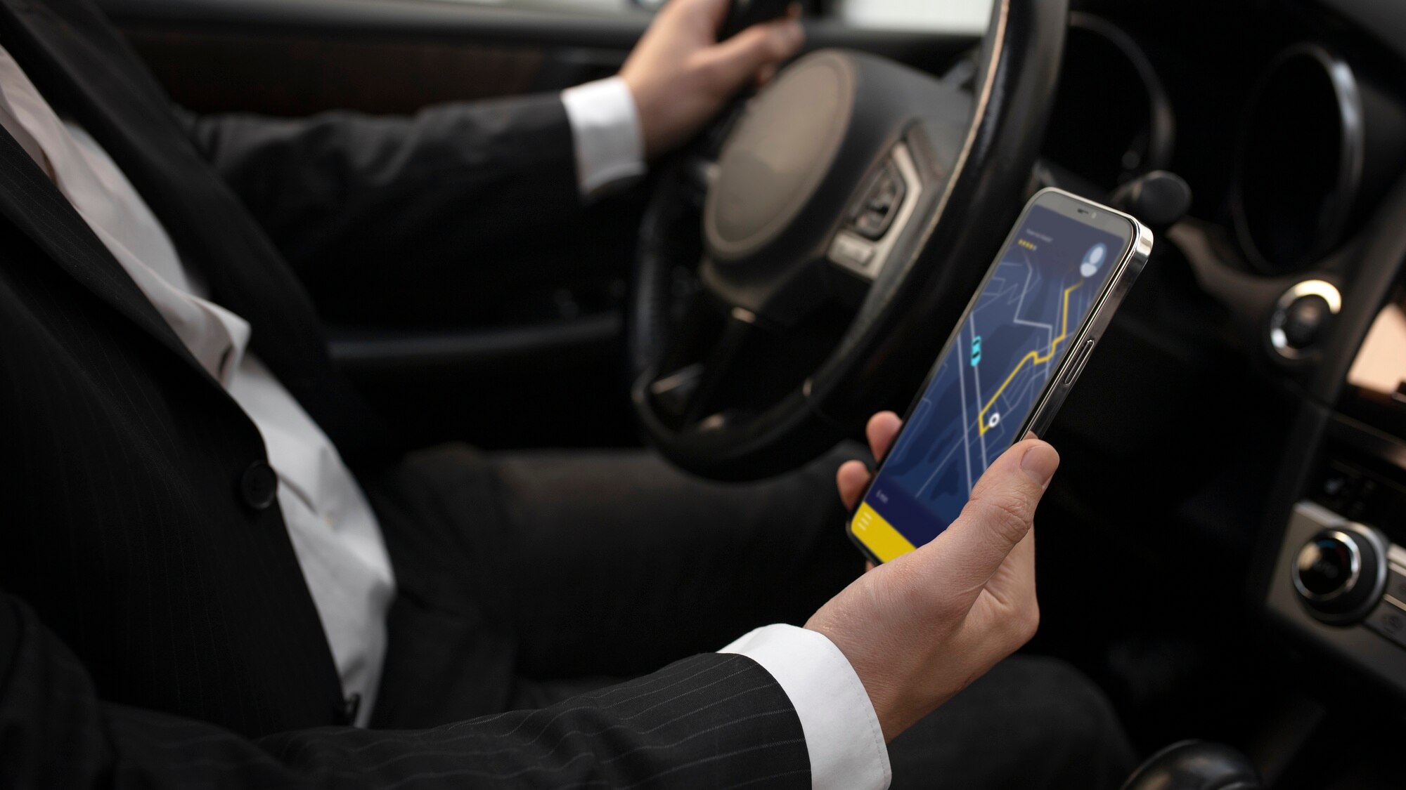 hombre-dando-servicios-taxi