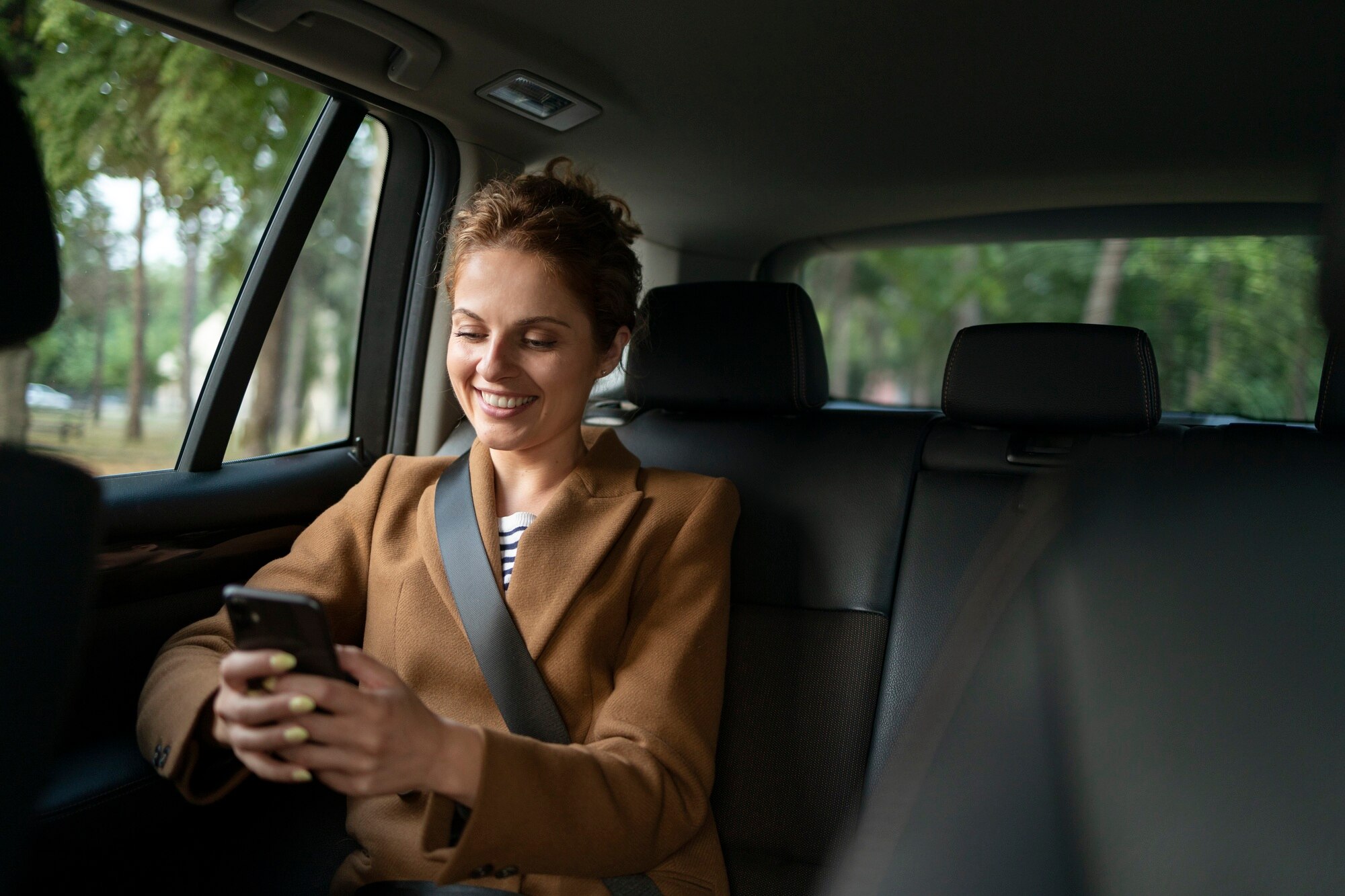 mujer-viajando-coche